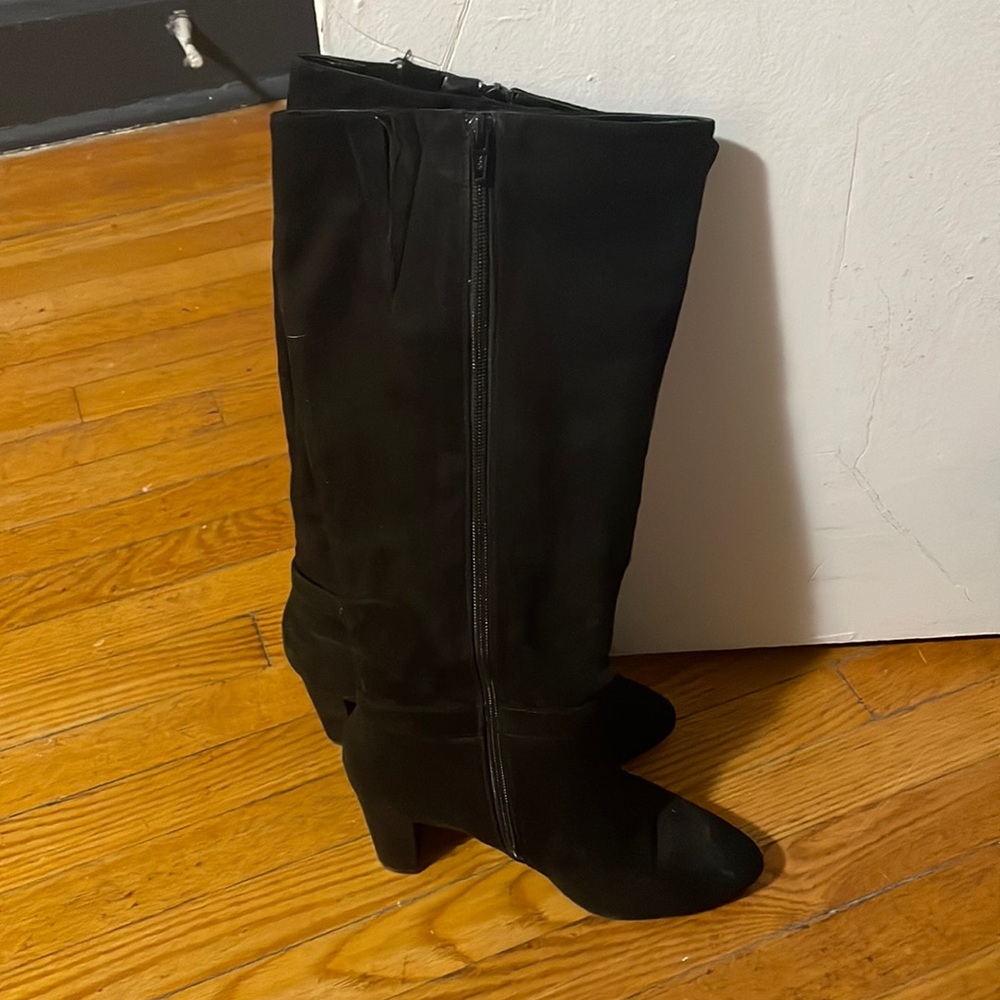 Beautiful knee high suede boots.
